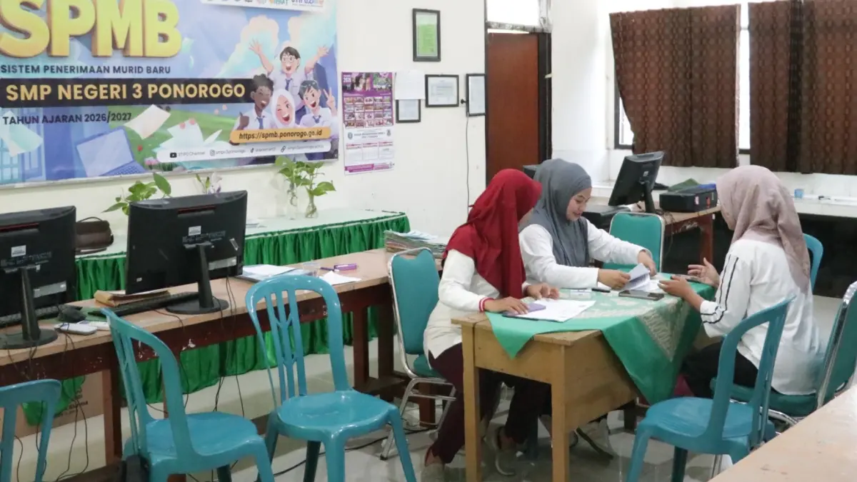 Guru SMPN 3 Ponorogo menyiapkan pelayanan SPMB Tahun Ajaran 2026/2027. SUGENG DWI N/RADAR PONOROGO