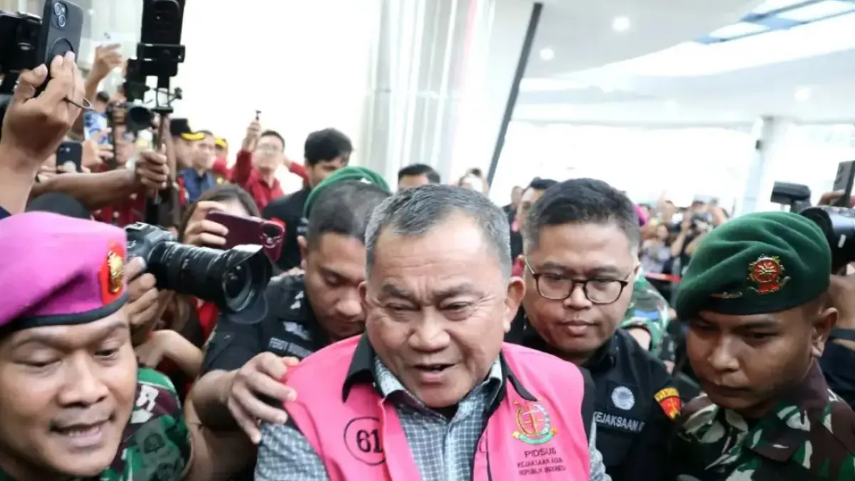 Mantan Wakil Kepala BGN Lodewyk Pusung usai ditetapkan tersangka oleh Kejagung dalam kasus korupsi akbar program MBG. (SOLO BALAPAN)