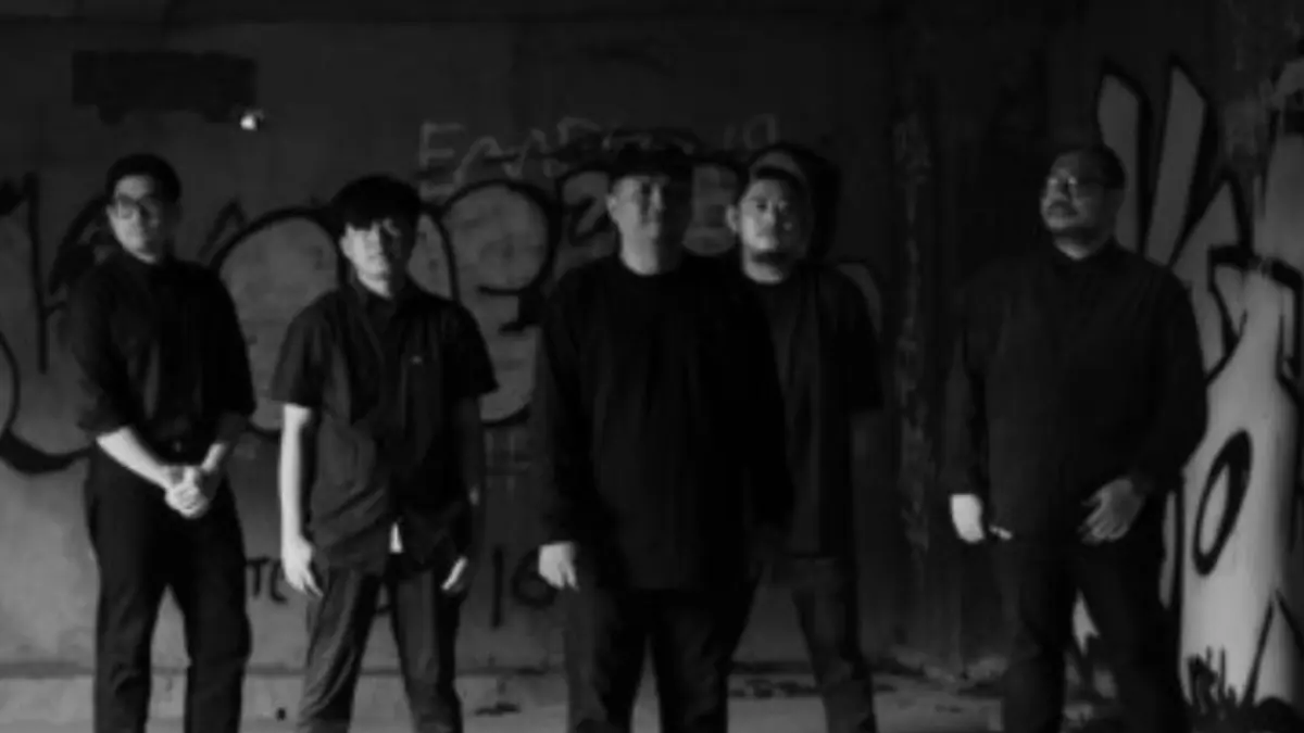 Para alumni legendaris band Thirteen formasi 2009 resmi membentuk kolektif baru bernama SIDE B dan merilis single debut bernuansa gelap.