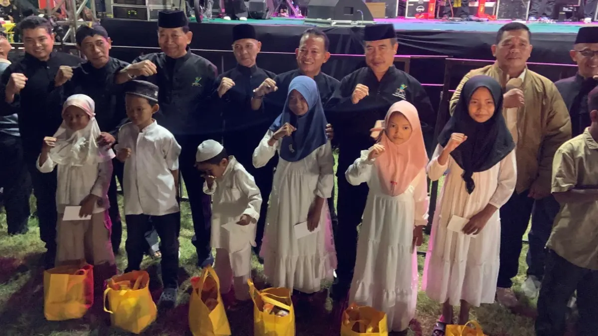 Penyaluran bantuan turut memeriahkan pembukaan Sepasma di Desa Tiron, Rabu (1/7) malam. (LODITYA FERNANDEZ/RADAR MADIUN)