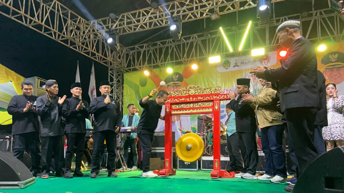 Seremoni pembukaan Sepasma di Desa Tiron oleh Bupati Madiun Hari Wuryanto, Wabup Purnomo Hadi, dan jajaran pemkab, Rabu (1/7) malam. (LODITYA FERNANDEZ/RADAR MADIUN)