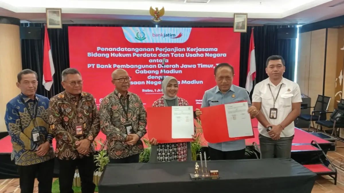 SINERGI: Bank Jatim Cabang Madiun dan Kejari Kota Madiun menandatangani nota kesepahaman kerja sama di bidang hukum perdata dan tata usaha negara sebagai upaya memperkuat tata kelola perusahaan.&nbsp;(TITIS OSI KURNIAWAN/RADAR MADIUN)