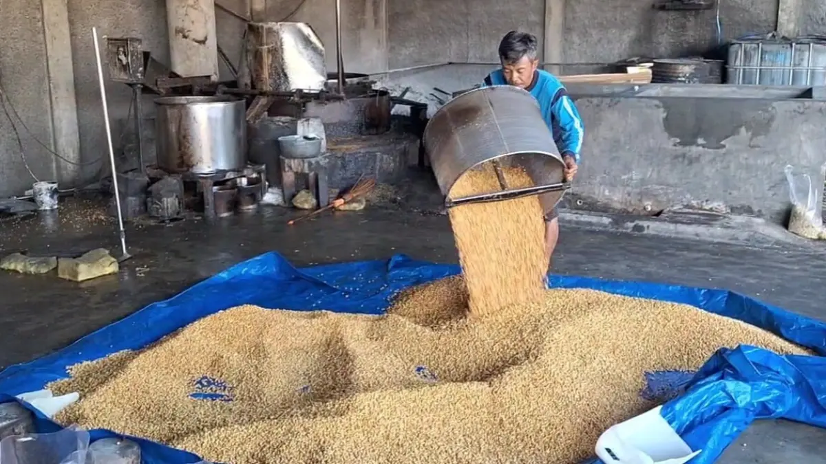 Aktivitas pekerja mengolah kedelai goreng di salah satu UMKM Desa Beran, Kabupaten Ngawi. ASEP SYAEFUL/RADAR NGAWI