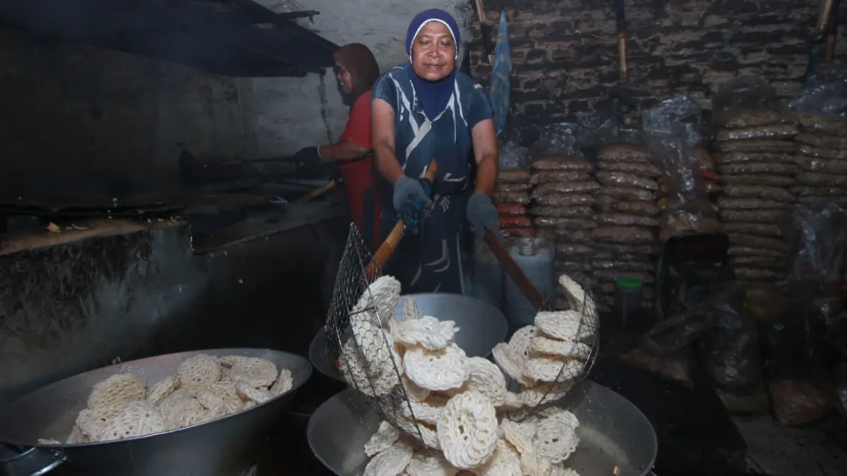 Aktivitas produksi kerupuk di salah satu UMKM di Kecamatan Maospati, Kabupaten Magetan. AJI PUTRA/RADAR MAGETAN