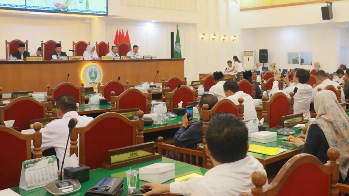 Anggota DPRD Ponorogo menyerahkan pandangan umum fraksi dalam rapat paripurna pembahasan Raperda Pertanggungjawaban Pelaksanaan APBD 2025. SUGENG DWI N/RADAR PONOROGO