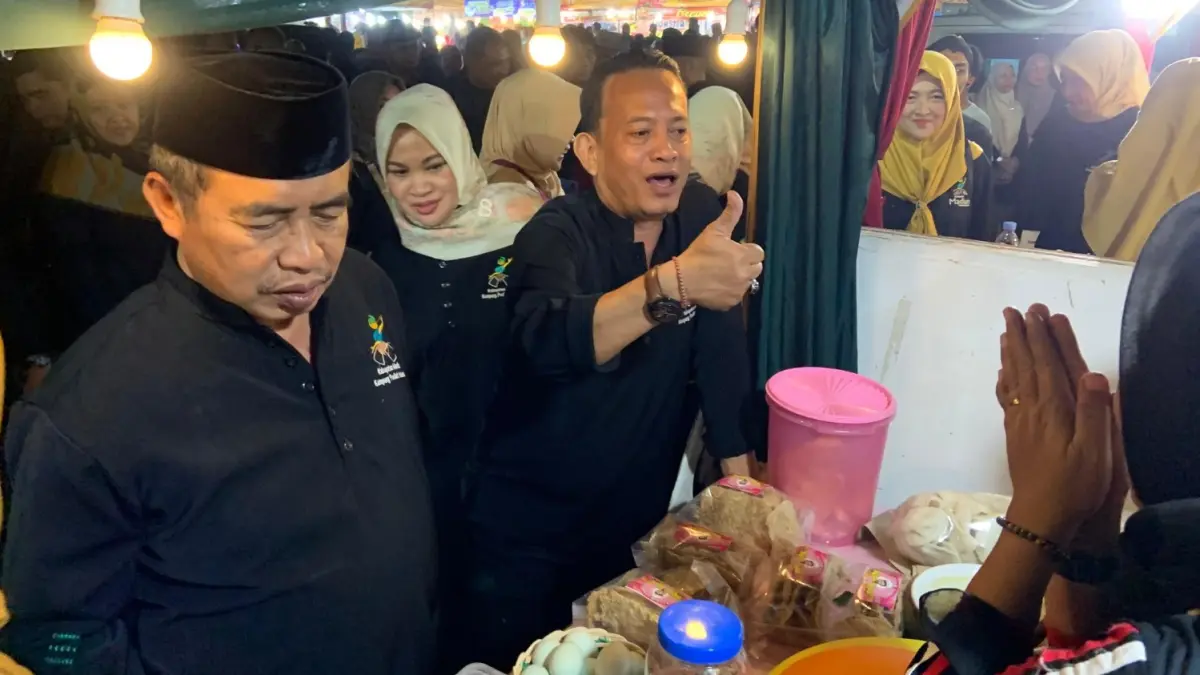 Bupati Madiun Hari Wuryanto bersama wakil bupati dan jajaran Forkopimda meninjau stan UMKM pada pembukaan Sepasar Ing Madiun (Sepasma) wilayah tengah di Lapangan Desa Tiron. LODITYA FERNANDES/RADAR MADIUN