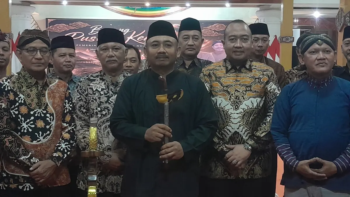 Bupati Ngawi Ony Anwar Harsono menunjukkan keris pusaka Kanjeng Kyai Parikesit di Pendapa Wedya Graha. ASEP SYAEFUL/RADAR NGAWI