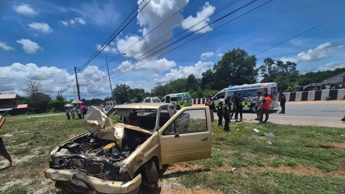 Kendaraan yang terlibat dalam kecelakaan tampak mengalami kerusakan parah setelah menabrak rombongan biksu Buddha di tepi jalan di Provinsi Mukdahan, Thailand, Rabu (2/7/2026). (Ruamjai Mukdahan Rescue)