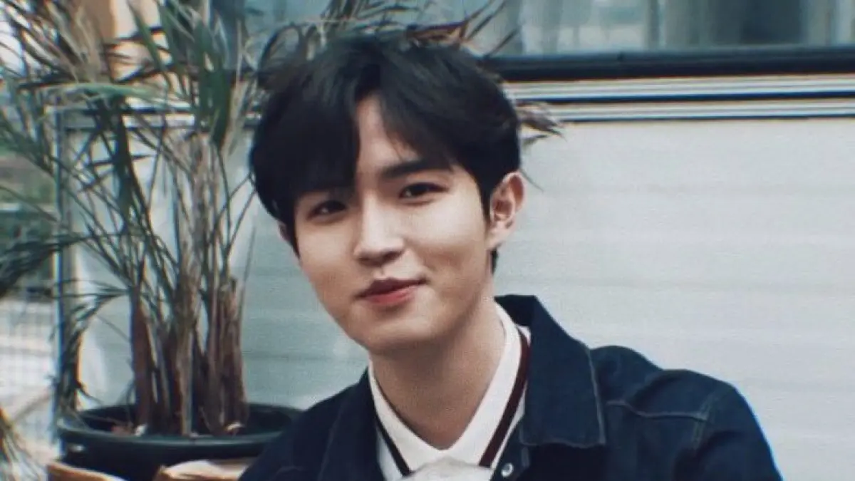Kim Jaehwan resmi menjadi host podcast perdana Stone Music, Su-seok Research Society. (Pinterest)

