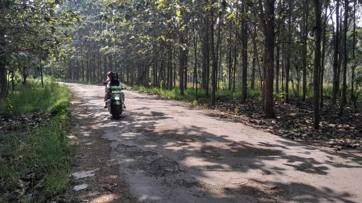 Kondisi Jalan Nglondan–Mengger di Kecamatan Karanganyar dipenuhi lubang dan besi cor yang muncul ke permukaan sehingga membahayakan pengguna jalan. ASEP SYAEFUL/RADAR NGAWI