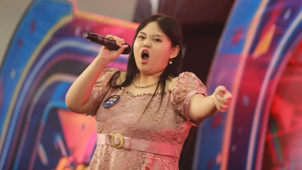 Miftah Aura Ilmi, siswi SMAN 1 Madiun, tampil membawakan lagu I Have Nothing milik Whitney Houston saat grand final Singing Competition Exmud Party 2026. BAGAS BIMANTARA/RADAR MADIUN