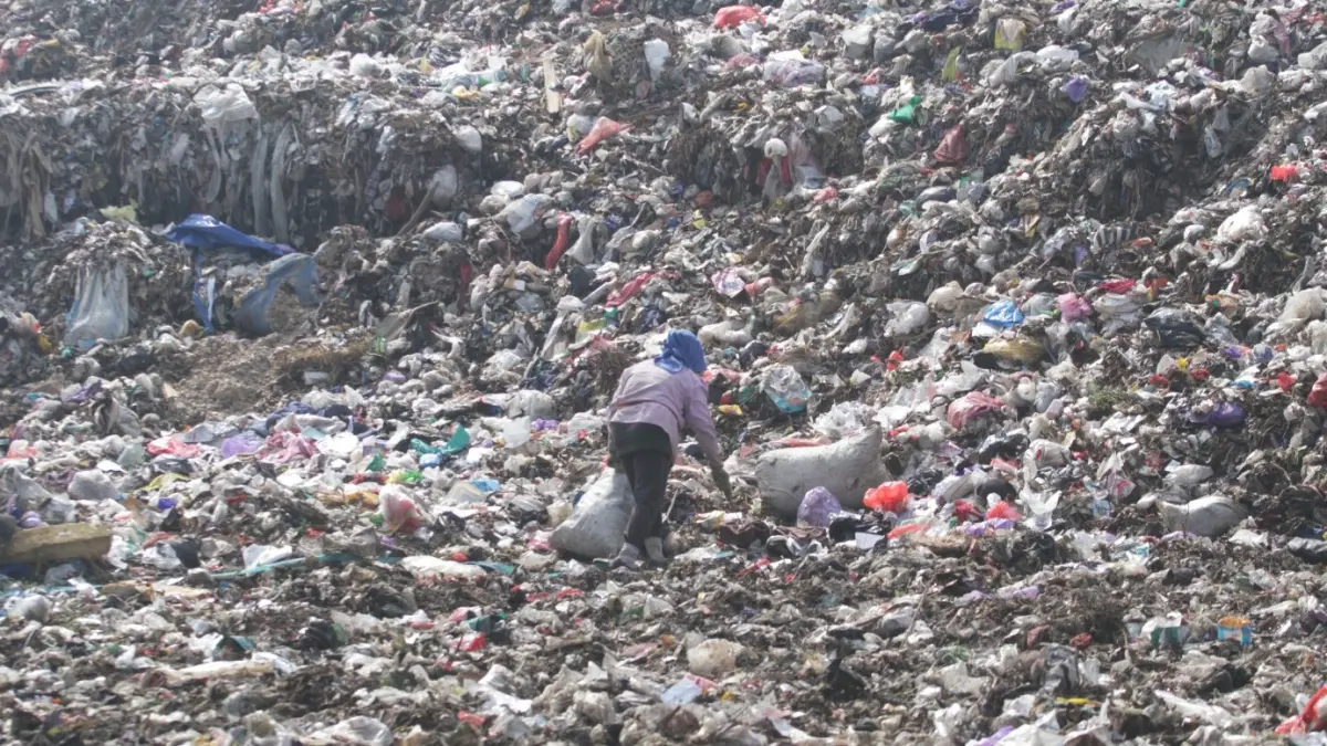 Petugas bersiap melakukan pengurukan timbunan sampah di TPA Mrican, Ponorogo. DOK RADAR PONOROGO