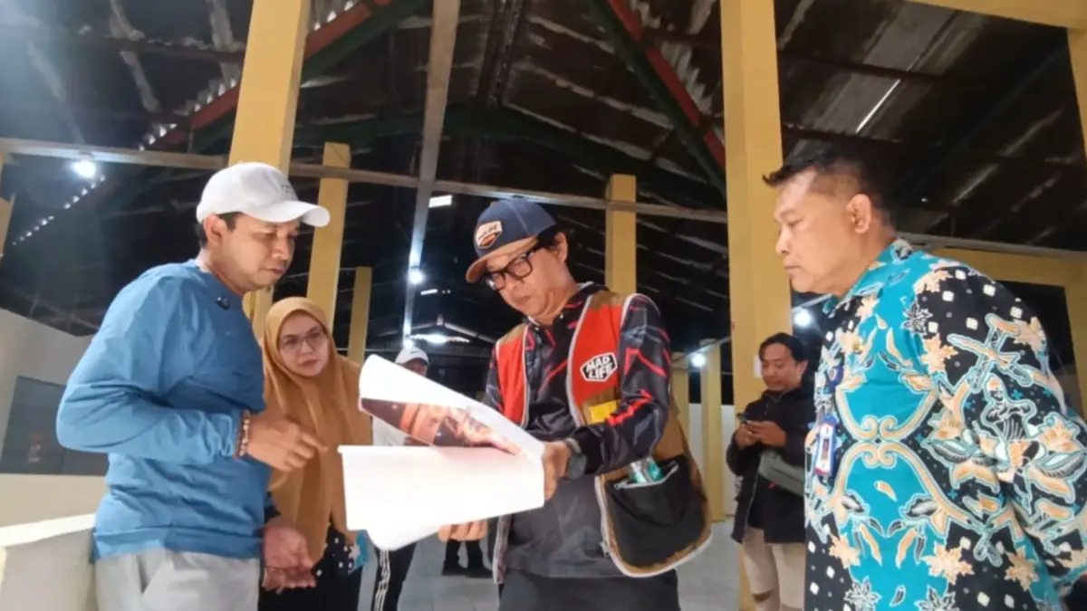TINJAU PENATAAN: Plt Wali Kota Madiun F. Bagus Panuntun bersama Plt Kadisbudparpora Noor Aflah meninjau persiapan lantai 2 Pasar Sleko yang segera diresmikan sebagai pusat UMKM kreatif. 