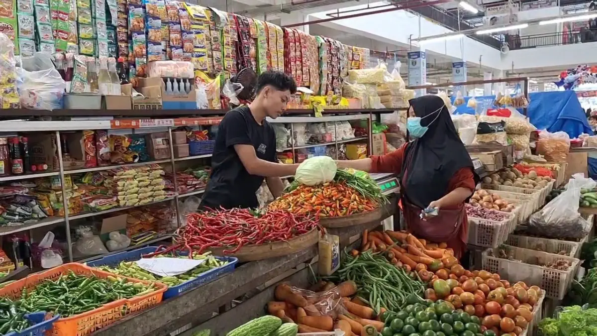 BERBELANJA: Aktivitas jual beli di Pasar Besar Ngawi kembali ramai setelah harga sejumlah bahan pangan, seperti ayam, telur, cabai, dan bawang, mengalami penurunan. ASEP SYAEFUL/RADAR NGAWI