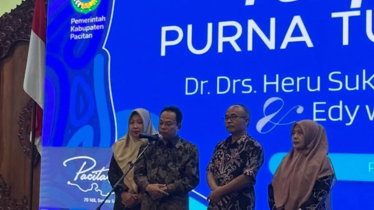 Bupati Pacitan melepas Kepala Bapperida Heru Sukresno yang memasuki masa purnatugas. FOTO: PROKOPIM PEMKAB PACITAN