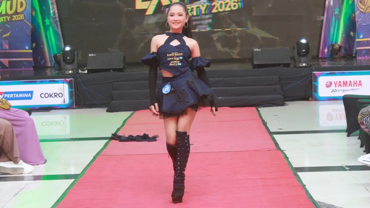 FASHIONABLE: Aloysia Amelia Alma tampil percaya diri di atas catwalk saat mengikuti Fashion Show Competition Exmud Party 2026 di Suncity Mall Madiun. BAGAS B8MANTARA/RADAR MADIUN