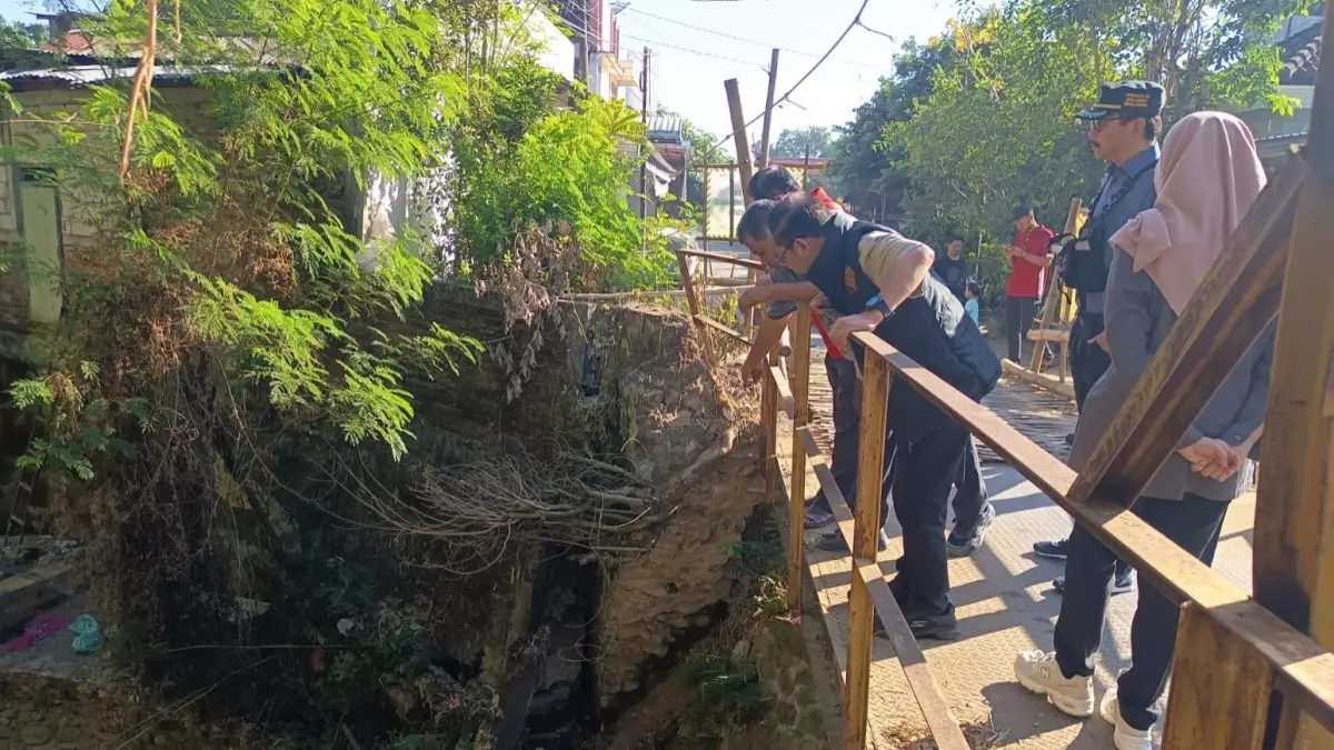 INFRASTRUKTUR: Anggota DPRD Jawa Timur Miseri Effendy meninjau Jembatan Nambak di Kecamatan Bungkal yang hingga kini belum diperbaiki setelah ambrol diterjang banjir pada Februari lalu. SUGENG DWI N/RADAR PONOROGO