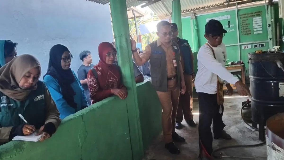 INOVASI: Kepala DLH Kabupaten Madiun Muhamad Zahrowi meninjau proses pengolahan limbah plastik menjadi bahan bakar minyak (BBM) alternatif.