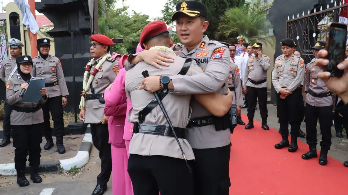 Kapolres Magetan AKBP Raden Erik Bangun Prakasa memberikan ucapan selamat kepada pejabat utama yang baru usai upacara serah terima jabatan dan pengukuhan di Mapolres Magetan, Kamis (2/7). FOTO: ISTIMEWA