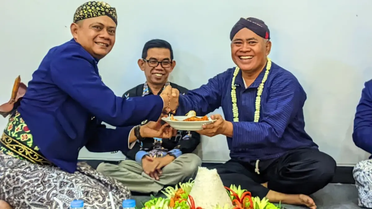 Ketua DPRD Kabupaten Madiun Fery Sudarsono menghadiri Tradisi Nyadran atau Bersih Kelurahan di Sendang Krajan, Kecamatan Mejayan. LODITYA FERNANDES/RADAR MADIUN