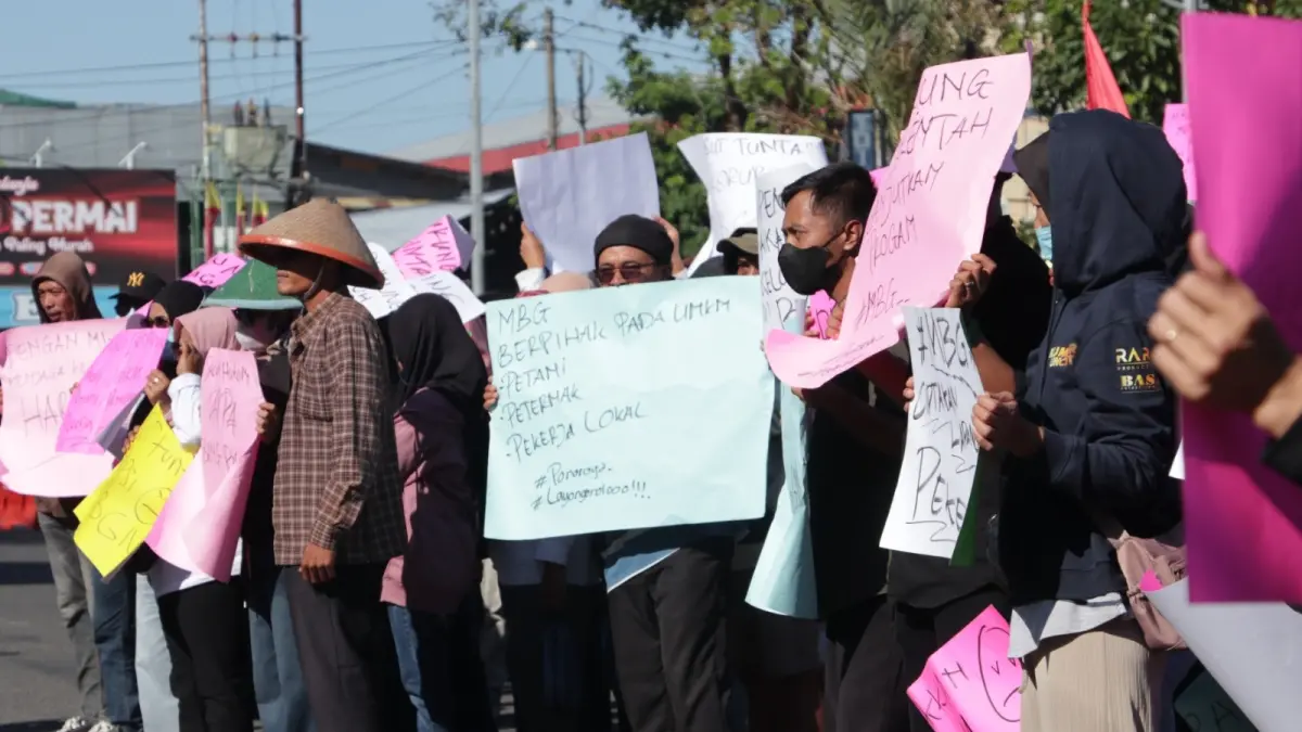 Ketua DPRD Ponorogo Dwi Agus Prayitno menemui massa Aliansi Petani, Peternak, UMKM, dan Pekerja yang menggelar aksi mendukung keberlanjutan program Makan Bergizi Gratis (MBG) di depan Gedung DPRD Ponorogo. SUGENG DWI N/RADAR PONOROGO