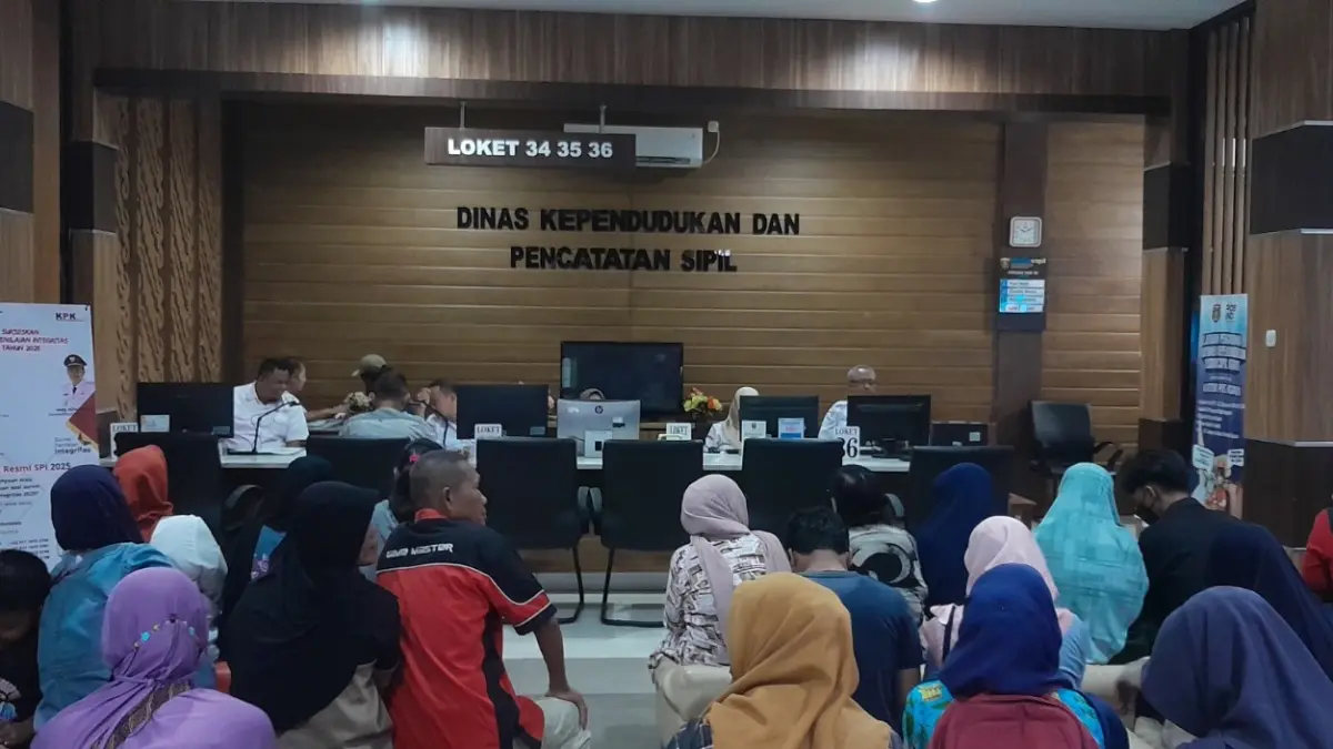 LAYANAN: Warga melakukan perekaman data e-KTP di Disdukcapil Ngawi. Sekitar 20 persen warga wajib KTP masih belum melakukan perekaman. ASEP SYAEFUL/RADAR NGAWI