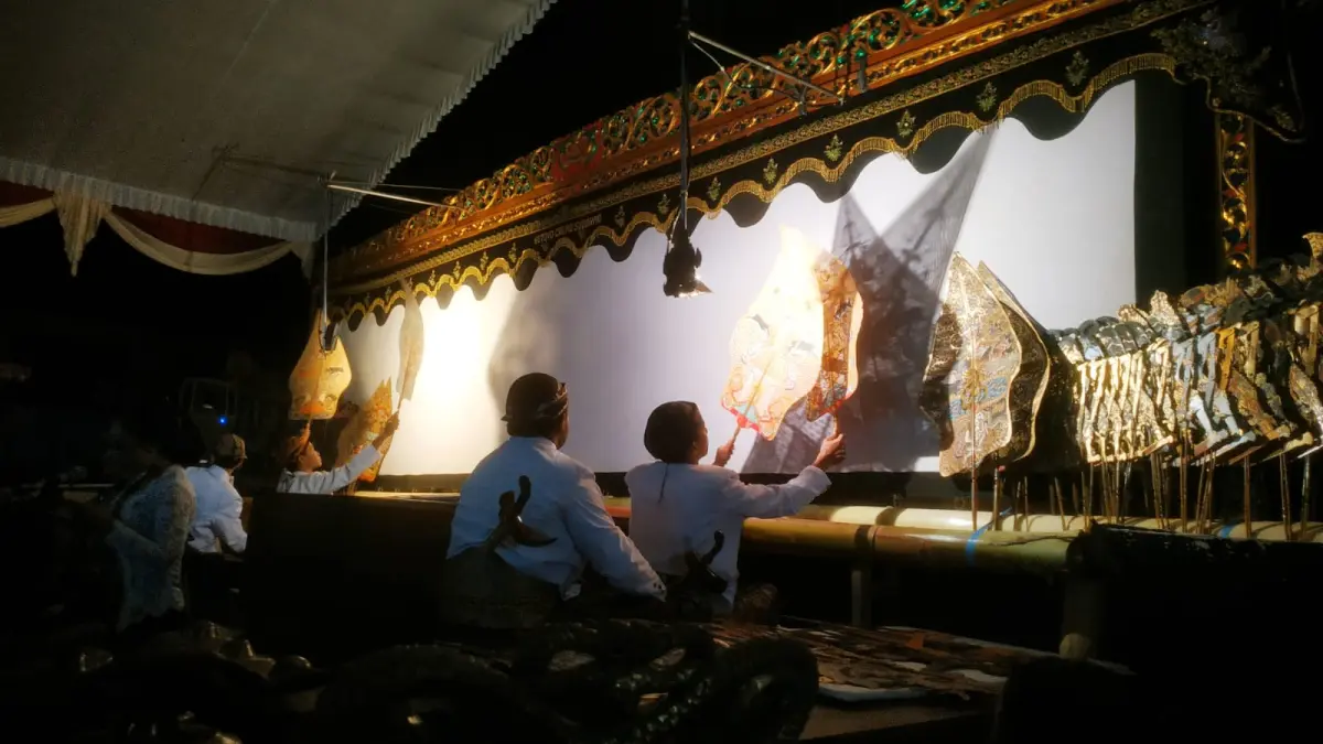 LESTARIKAN BUDAYA: Pemdes Setono, Kecamatan Ngrambe, menggelar pagelaran seni budaya wayang kulit dengan lakon Lahire Gatotkoco dalam memperingati bersih desa, Kamis (2/6). (SATRIO JATI/RADAR MADIUN)