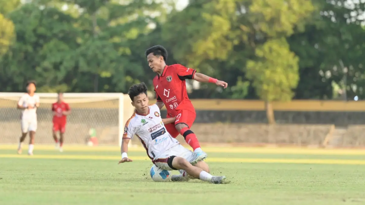 Pemain Persinga Ngawi berduel dengan pemain Unaaha FC pada laga Grup B babak delapan besar Liga 4 Nasional Piala Presiden 2026 di Stadion Sriwedari, Solo. FOTO: ISTIMEWA
