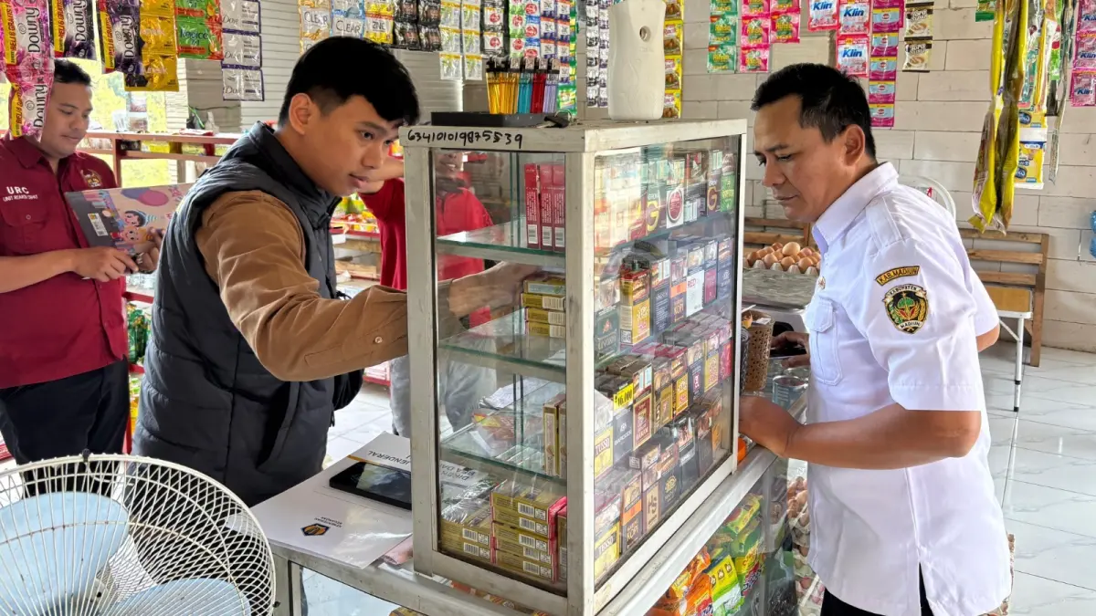 Petugas Bea Cukai bersama Satpol PP dan Damkar Kabupaten Madiun menggelar operasi pemberantasan rokok ilegal. DOK RADAR PACITAN