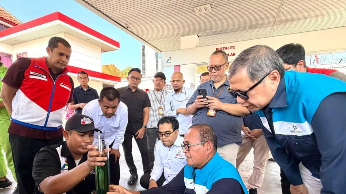Petugas Pertamina Patra Niaga memantau distribusi Biosolar di salah satu SPBU Jawa Timur. FOTO: PERTAMINA