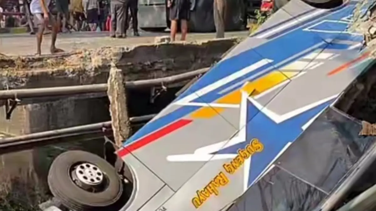 Rekaman video amatir bus Sugeng Rahayu masuk sungai di wilayah Baron, Nganjuk, Sabtu (4/7). (TIKTOK)