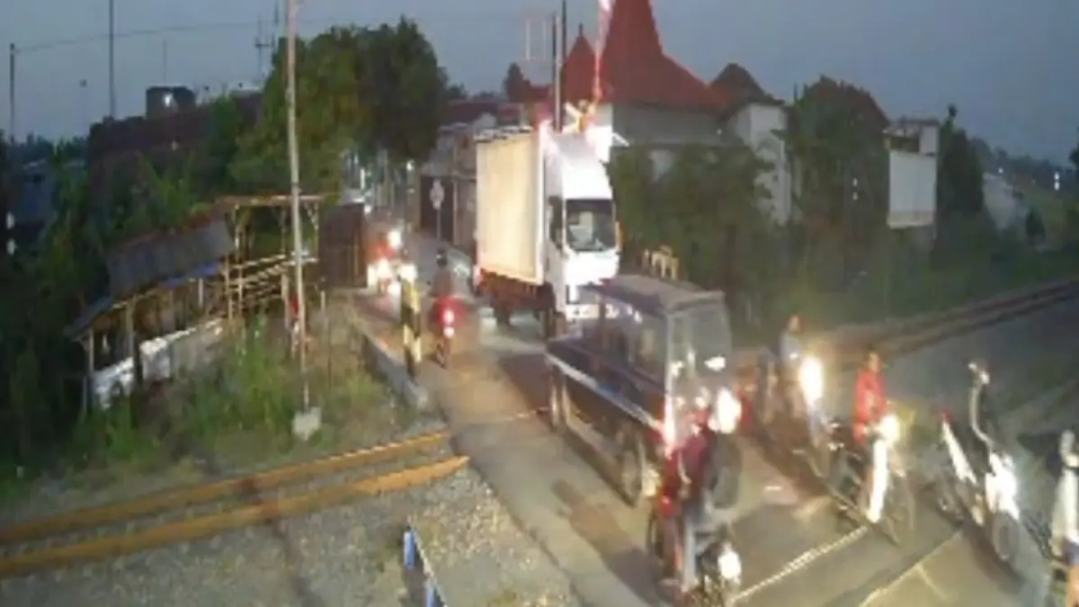 RUSAK: Palang pintu perlintasan kereta api di Kecamatan Tanjunganom, Nganjuk, patah setelah ditabrak truk box yang melintas saat palang belum terbuka sempurna.