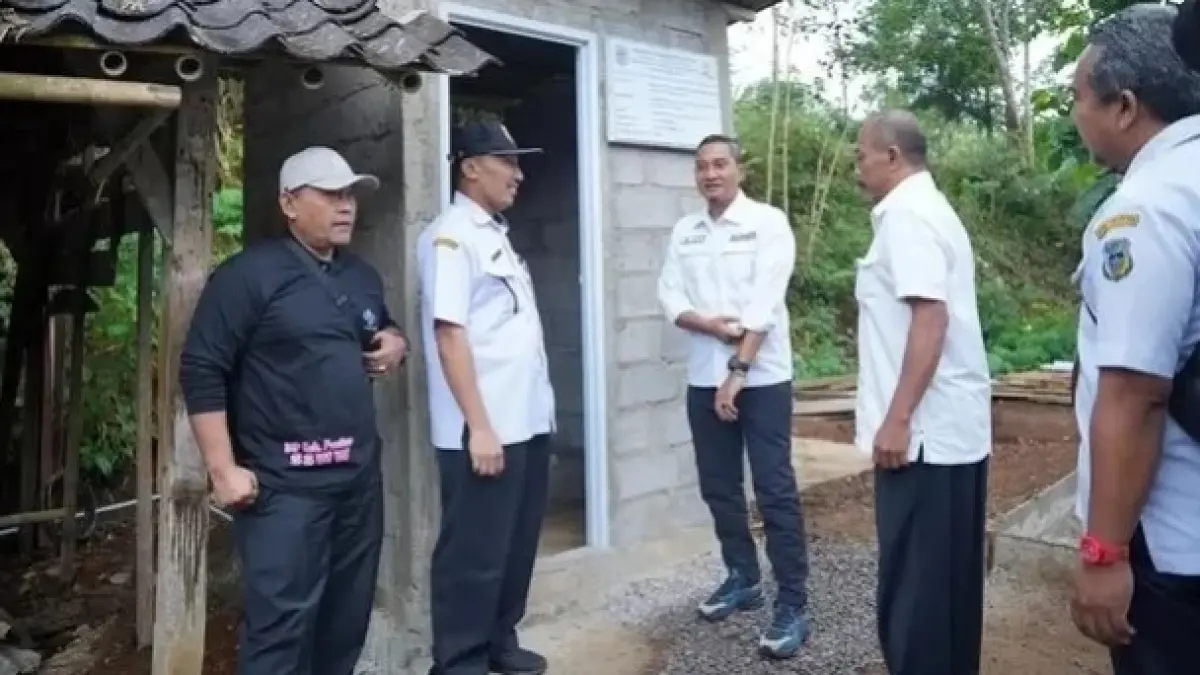 SANITASI: Bupati Pacitan Indrata Nur Bayuaji meninjau hasil program jambanisasi yang dibiayai pemerintah pada tahun lalu. FOTO: PROKOPIM PACITAN