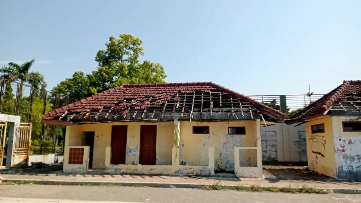 SEGERA DIPERBAIKI: Kondisi atap toilet dan kamar ganti di Alun-Alun Ngawi mengalami kerusakan berat. ASEP SYAEFUL/RADAR NGAIW