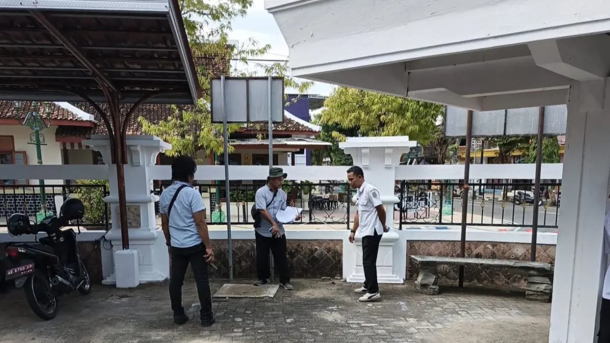 Survei SPKLU: Petugas melakukan survei lokasi calon pembangunan SPKLU di Pacitan.