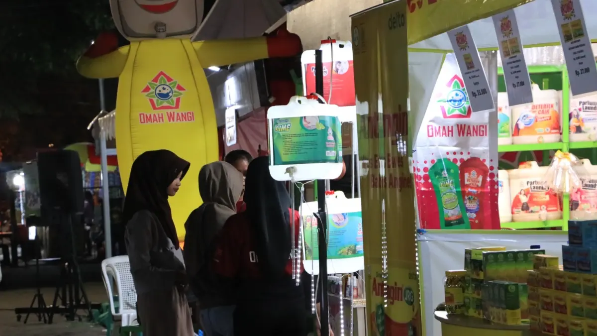 USAHA KECIL: Aktivitas pelaku UMKM di kawasan Jalan Suromenggolo, Ponorogo. Pemkab mendorong pelaku usaha memperkuat manajemen dan pemasaran digital. SUGENG DWI N/RADAR PONOROGO