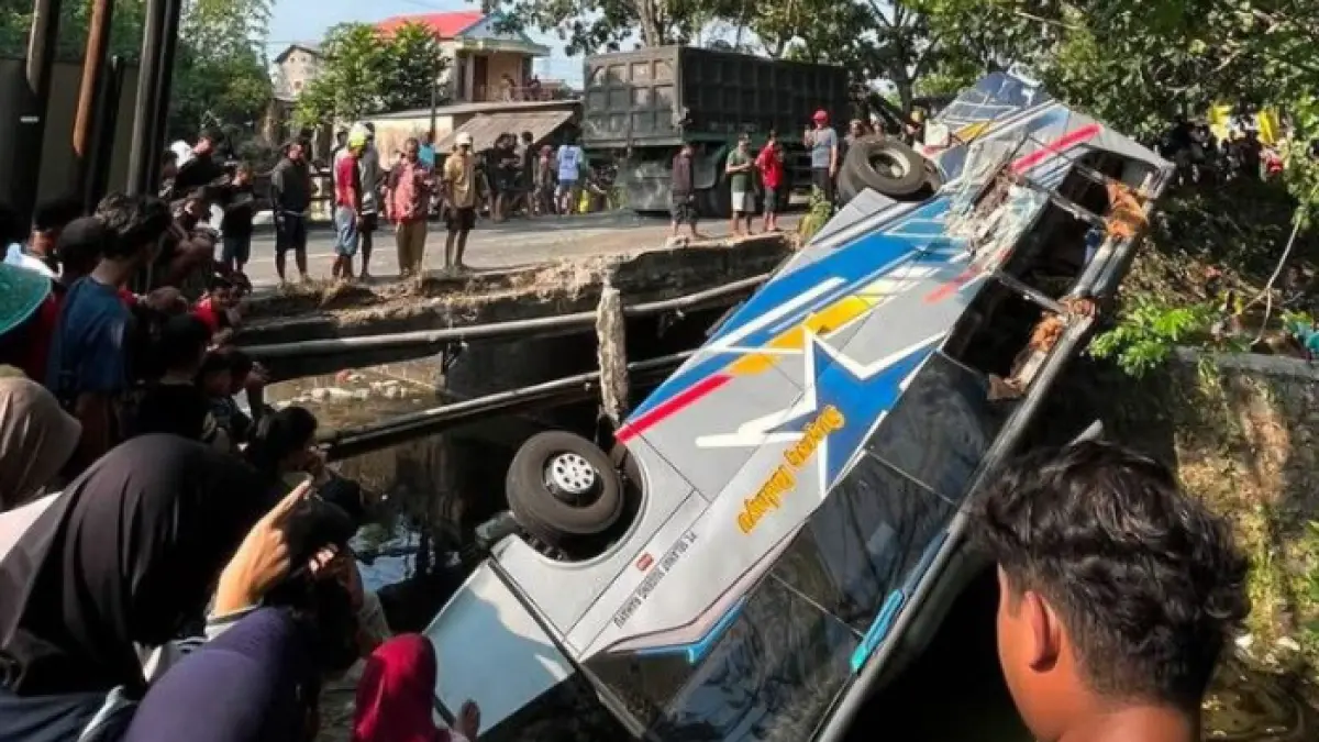 Bus Sugeng Rahayu Terjun ke Sungai (Batas Media 99)
