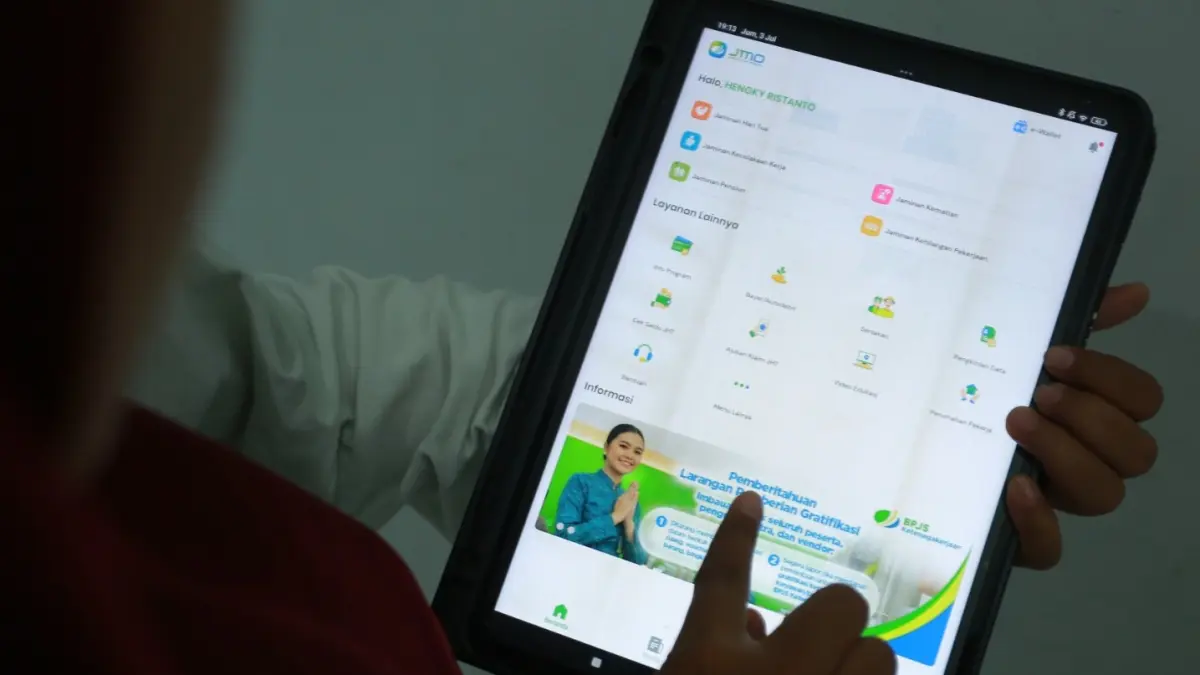 Digitalisasi Layanan: Pengecekan status kepesertaan aktif BPJS Ketenagakerjaan kini dapat dilakukan melalui aplikasi JMO sebagai bagian dari peningkatan layanan digital bagi peserta. BAGAS BIMANTARA/RADAR MADIUN