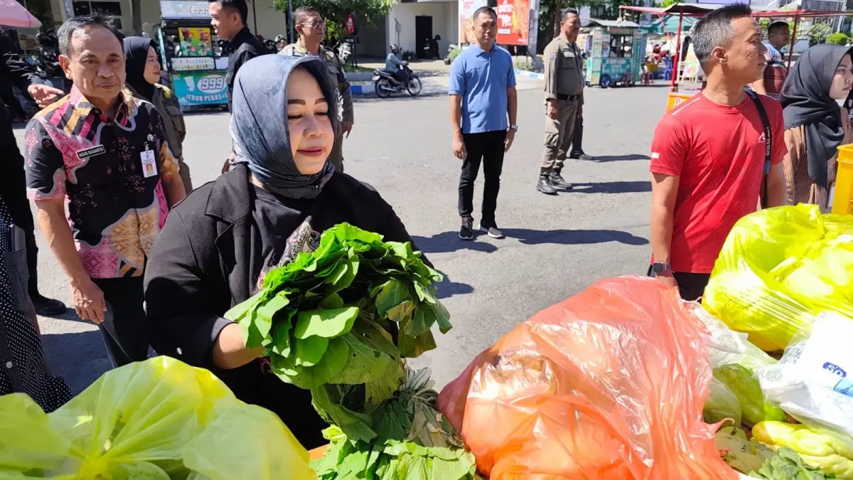 Dukung Produk Lokal: Plt Bupati Ponorogo Lisdyarita mengajak ASN membeli telur, buah, dan sayuran dari peternak serta petani lokal untuk membantu menjaga stabilitas harga di pasaran. SUGENG DWI N/RADAR PONOROGO