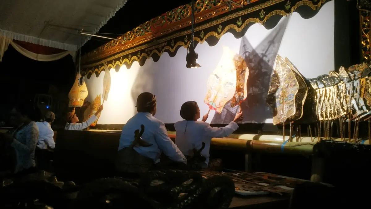 Lestarikan Budaya: Empat dalang muda memainkan lakon Lahire Gatutkaca dalam pagelaran wayang kulit saat bersih desa di Desa Setono, Kecamatan Ngrambe, sebagai upaya regenerasi seni pewayangan.