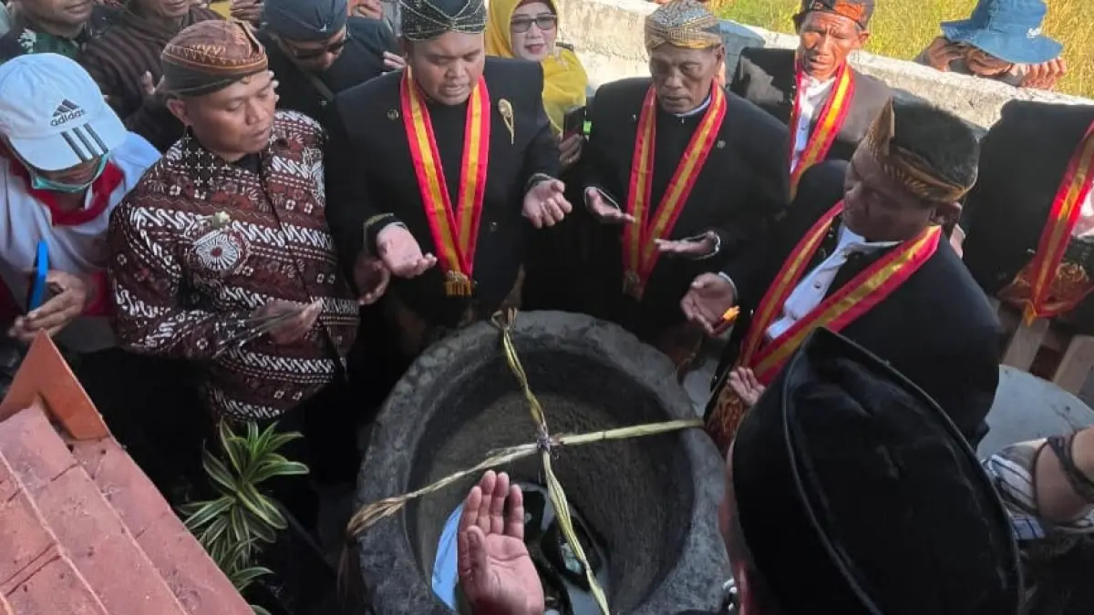 Lestarikan Warisan Leluhur: Warga bersama Pemerintah Desa Kuwu mengarak Batu Jambangan menuju Makam Brang Kidul melalui kirab budaya sebagai upaya menyelamatkan situs yang diduga peninggalan era Mataram Islam. DIAN RAHAYU/RADAR MADIUN