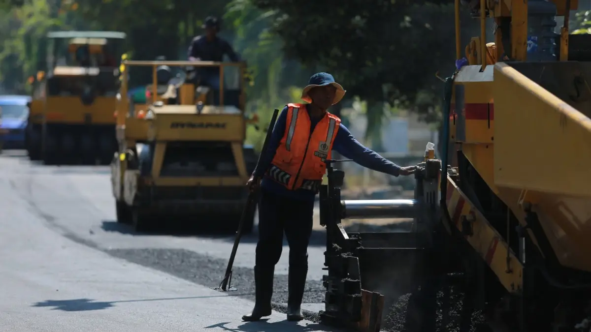 Perbaikan Dimulai: Pekerjaan pengaspalan di Jalan Kemiri menjadi bagian dari program pemeliharaan berkala 29 ruas jalan di Kota Madiun yang dikerjakan DPUPR dengan anggaran Rp15,56 miliar. BAGAS BIMANTARA/RADAR MADIUN