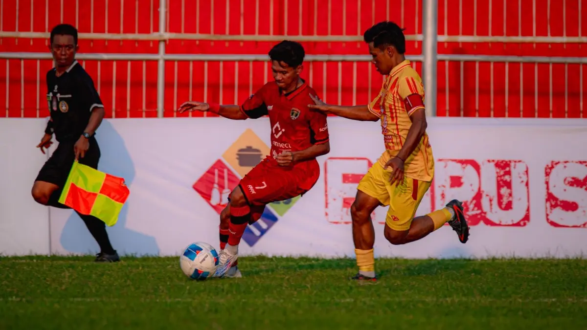 Siap Berjuang: Pemain Persinga Ngawi berupaya mempertahankan penguasaan bola dalam laga Liga 4 Piala Presiden. FOTP: OFISIAL PERSINGA