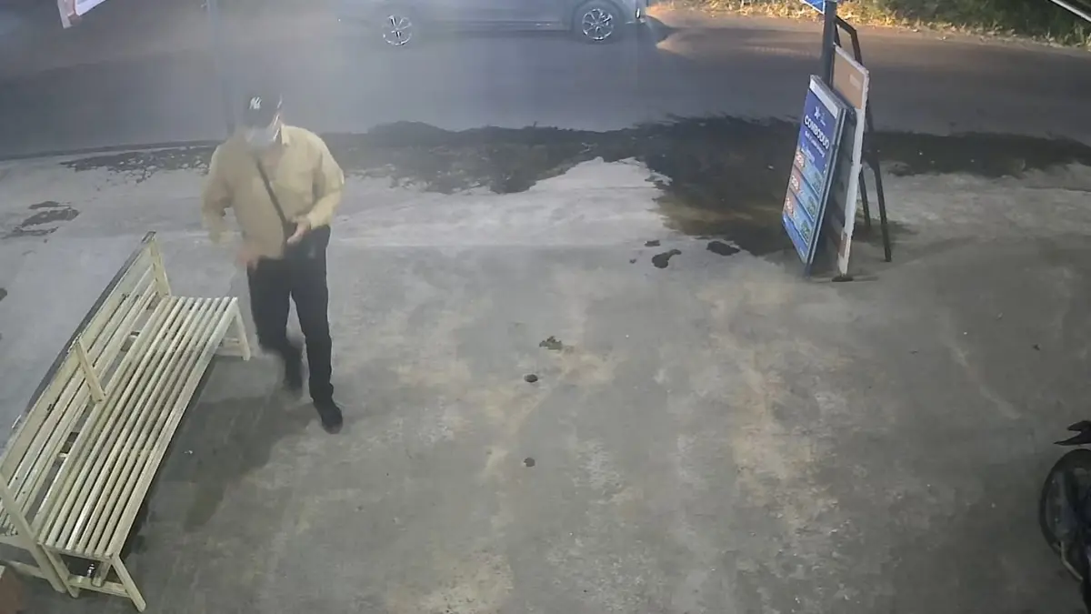 Terekam CCTV: Rekaman kamera pengawas memperlihatkan pria yang diduga WNA berada di dalam konter pulsa di Desa Ngraket, Balong, sebelum uang tunai Rp 9,5 juta dilaporkan hilang. FOTO: ISTIMEWA