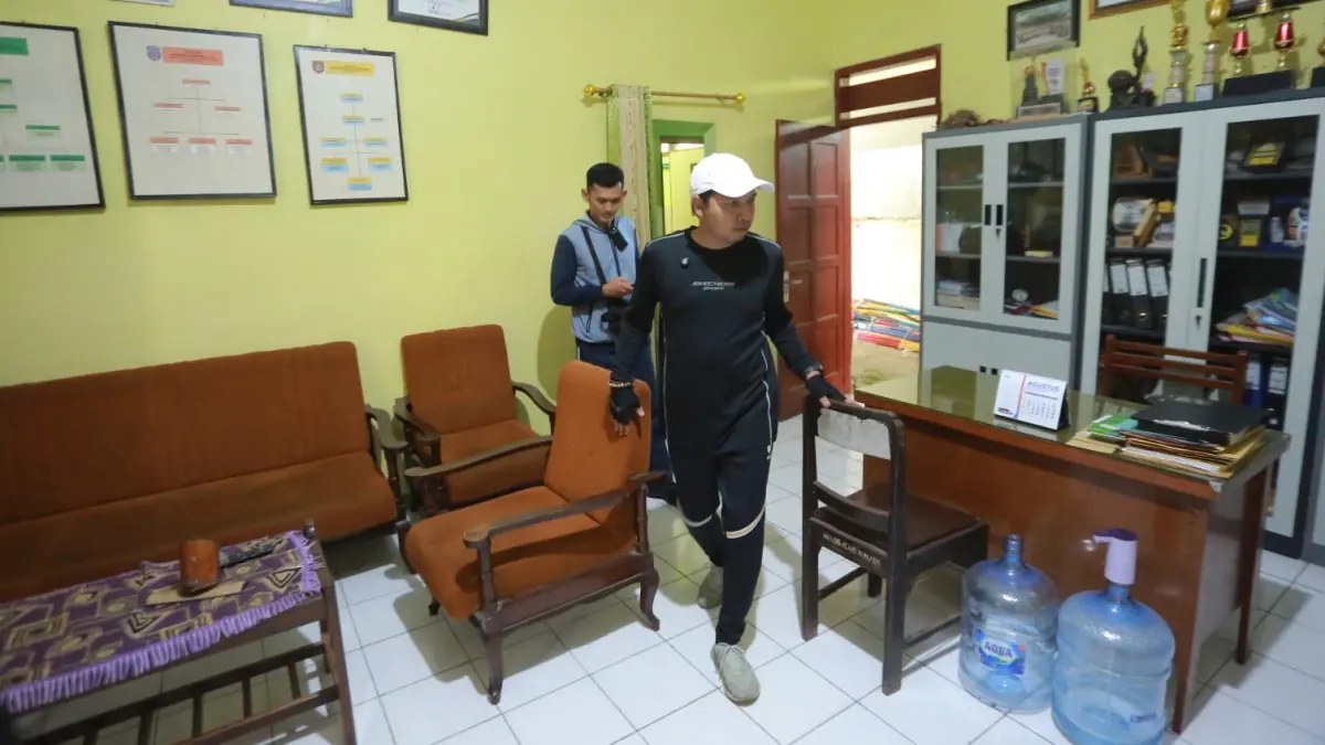 Tinjau Lokasi: Plt Wali Kota Madiun F. Bagus Panuntun meninjau Gedung Pramuka di Jalan Serayu yang diproyeksikan menjadi kantor baru Dinas Kesehatan Kota Madiun. BAGAS BIMANTARA/RADAR MADIUN