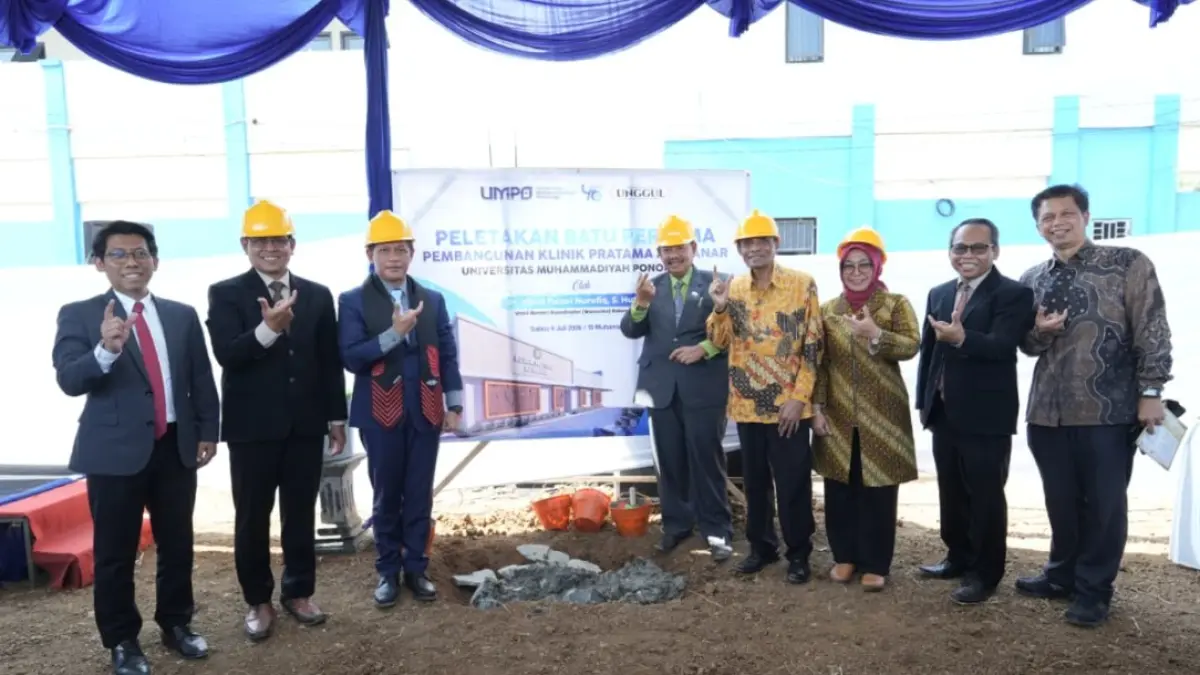 Wakil Menteri Koordinator Bidang Pangan dr Hanif Faisol Nurofiq menghadiri prosesi peletakan batu pertama pembangunan Klinik Pratama Al-Manar Universitas Muhammadiyah Ponorogo.