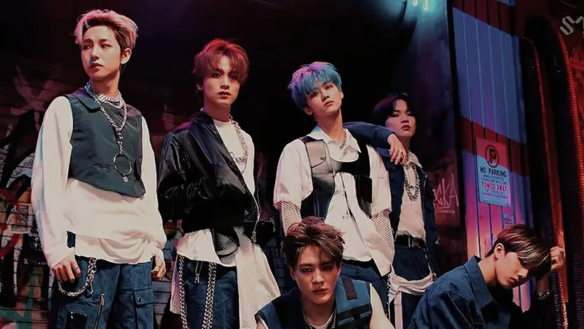 NCT DREAM kembali menjadi sorotan setelah Jisung menyebut mantan member saat siaran langsung. Truk protes dikirim ke SM dan memicu perdebatan di kalangan penggemar.