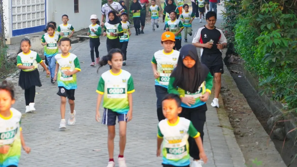 Olahraga Sehat: Lari menjadi aktivitas fisik yang bermanfaat bagi kesehatan jantung, paru-paru, otot, dan pertumbuhan tulang anak jika dilakukan sesuai usia serta dengan persiapan yang tepat.