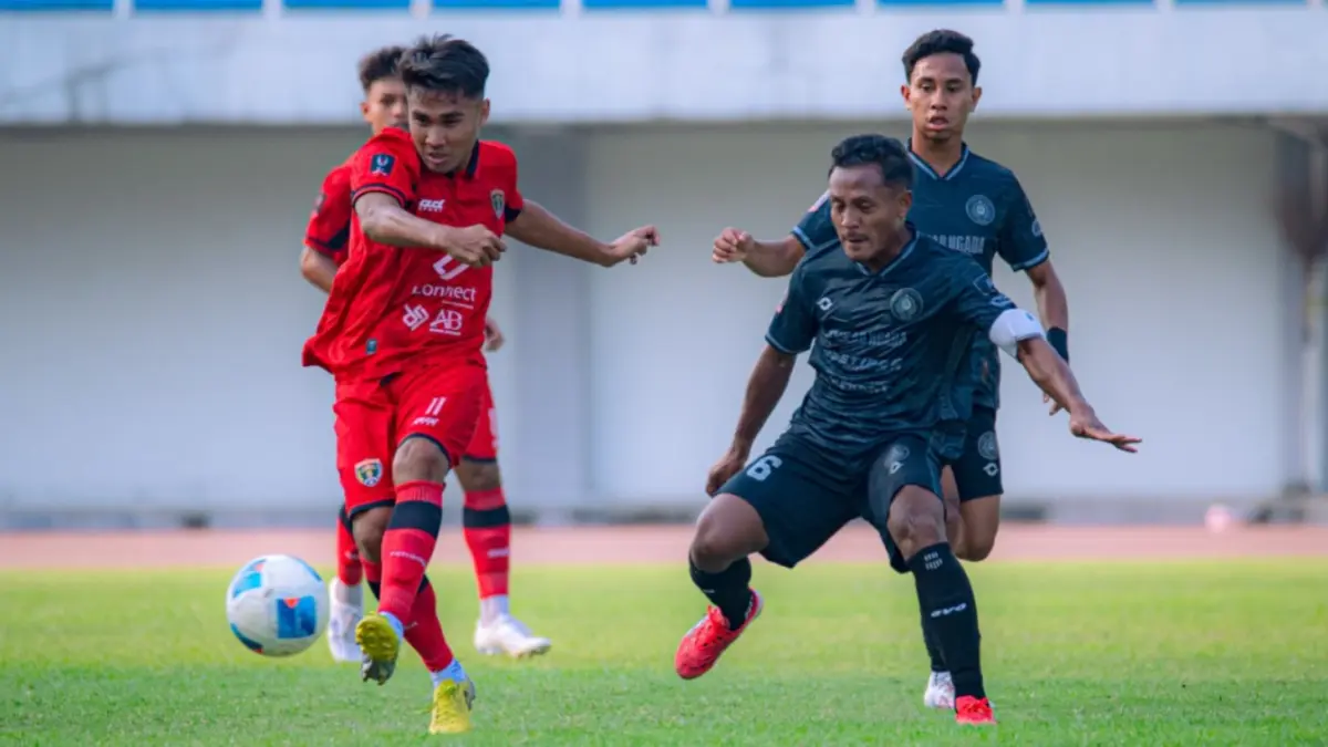 Pelatih Persinga Ngawi Selamet Riadi memberikan arahan kepada pemain saat laga menghadapi PS Ngada di Stadion Mandala Krida, Yogyakarta. FOTO: OFISIAL PERSINGA NGAWI
