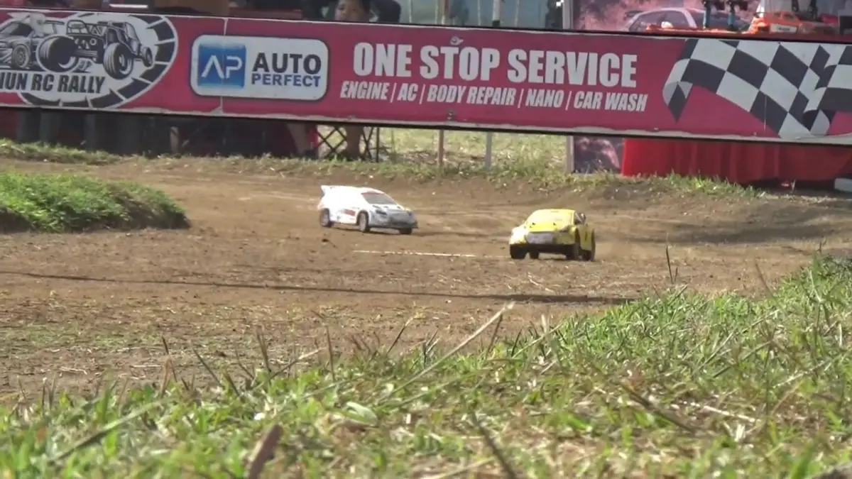 Peserta memacu mobil remote control saat Kejurda RC Rally Jawa Timur 2026 Seri Pertama di lintasan RC Rally Mojopurno, Kecamatan Wungu, Kabupaten Madiun. DIAN RAHAYU/RADAR MADIUN
